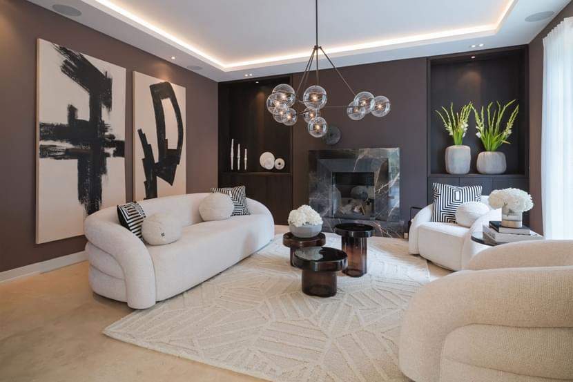 Ein modernes und elegantes Wohnzimmer mit einem luxuriösen Sofa und Kissen, das ein wunderschönes Innendesign mit stilvollem Bodenbelag präsentiert.